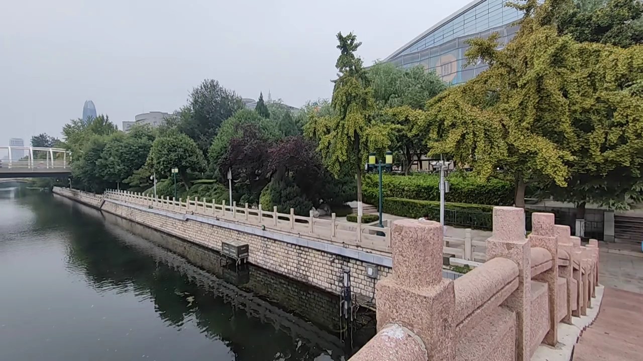 护城河畔风光无限