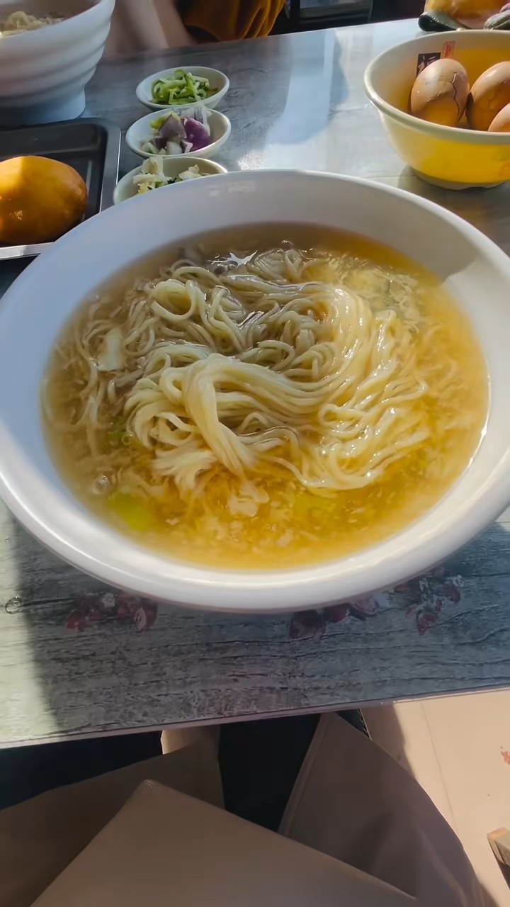 探亲回济的单美萍女士，由衷地发自肺腑的感叹：还是蓬莱小面好吃
