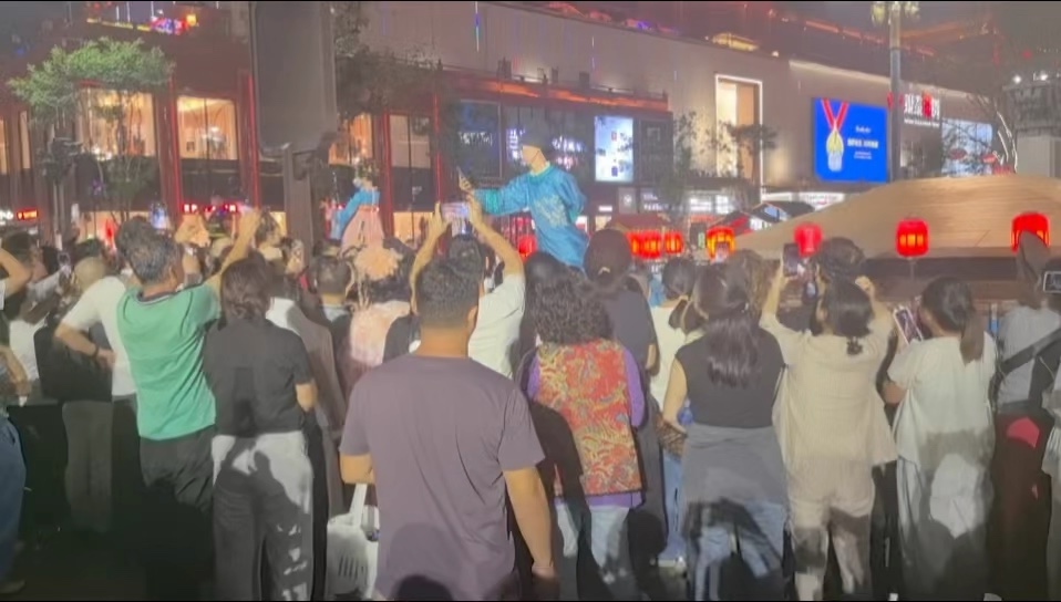 视频｜不倒翁（长岛老兵孟帆宁拍摄于西安大唐不夜城）