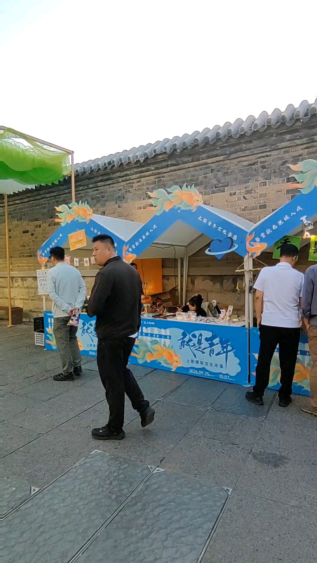 上新街上好热闹，商铺连连摆一道。