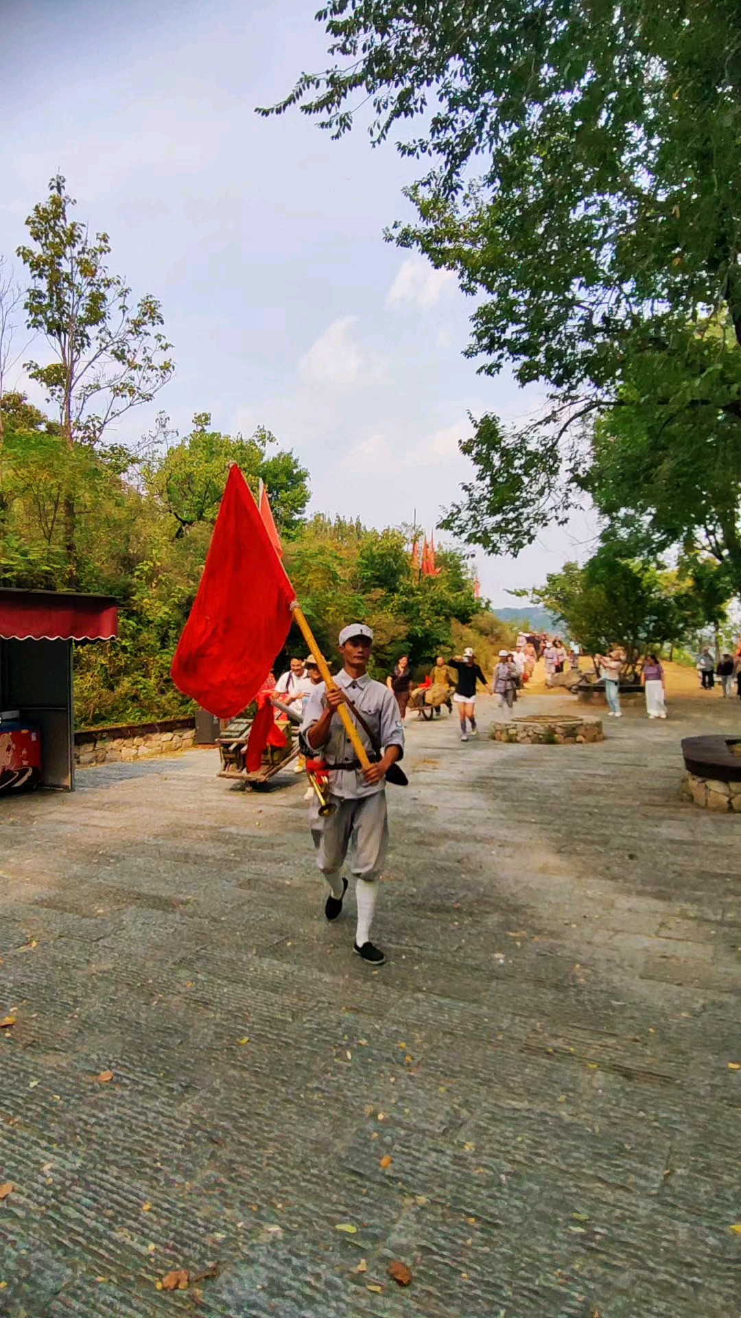 国庆节，天蒙景区实景演出抗日剧目，增强人们的爱国热情