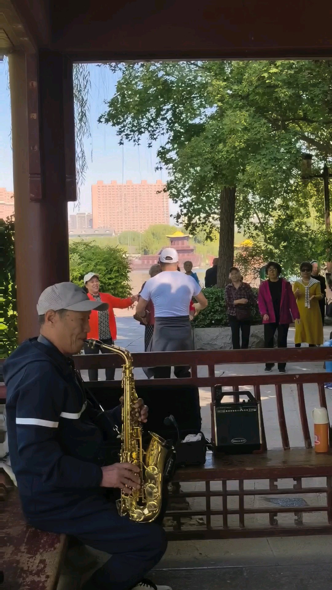 载歌载舞萨克斯，快快乐乐度佳节/大明湖畔