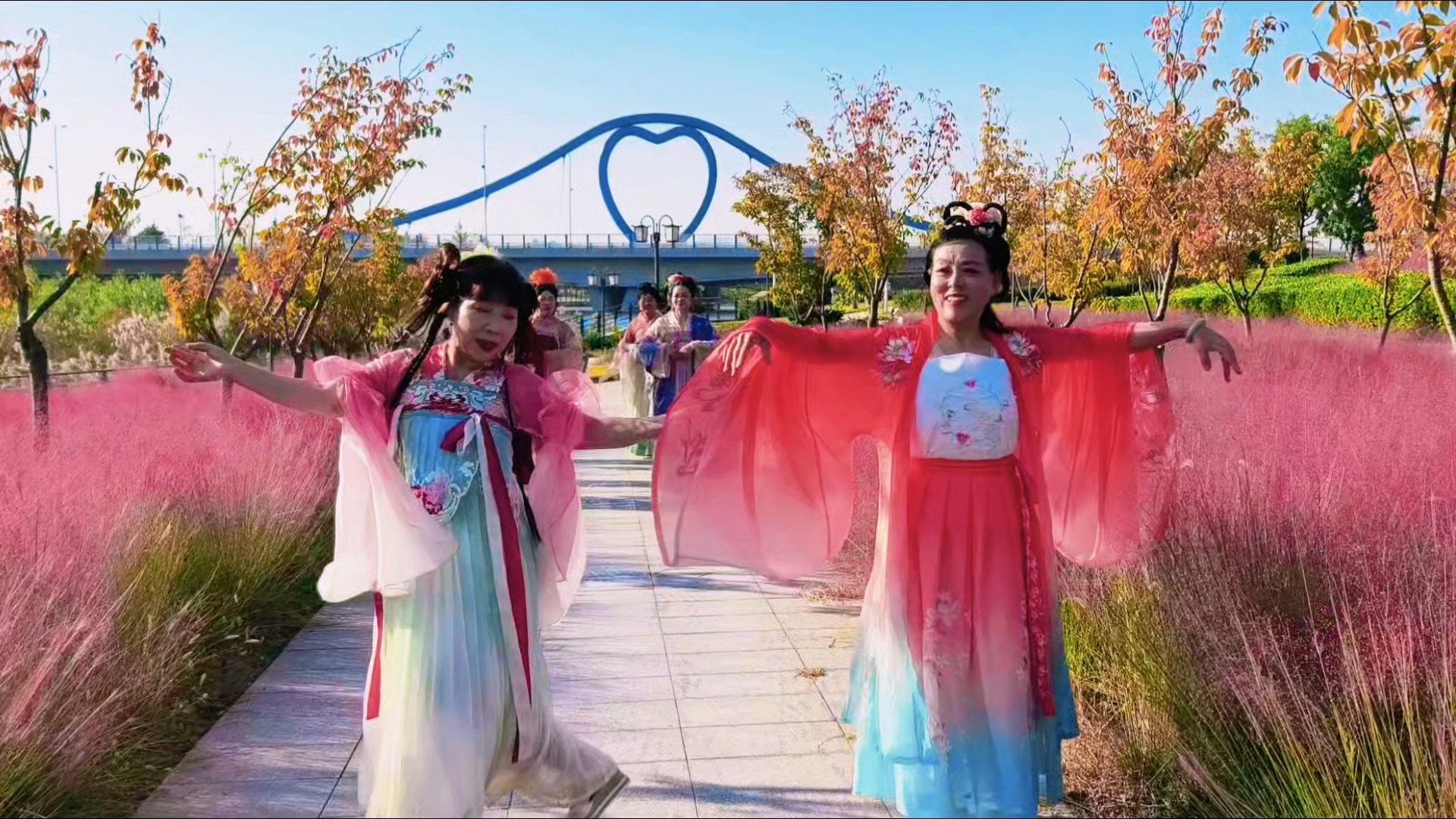  平山河畔粉黛盛放！汉服淑女醉舞花海
～拍摄于蓬莱