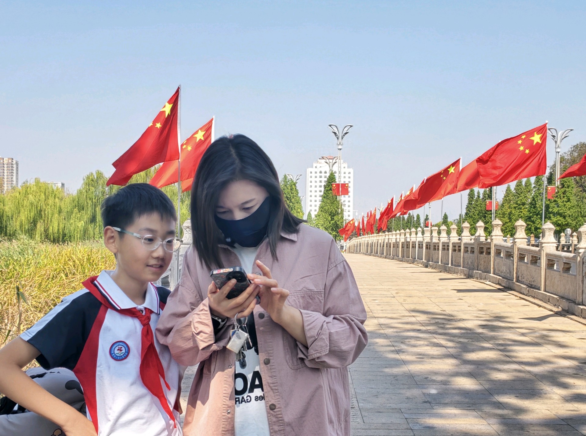 

我与五星红旗留个影（高军摄影）