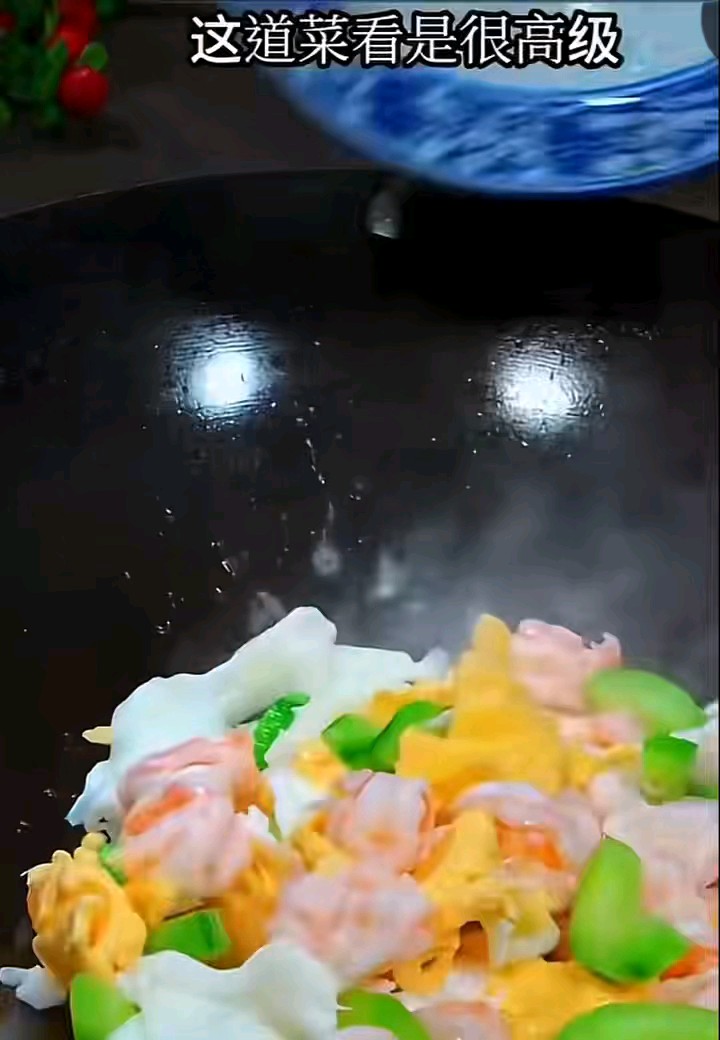 吃货们看过来，手把手教你做这道好吃又好看鲜香滑嫩的金银蛋虾仁