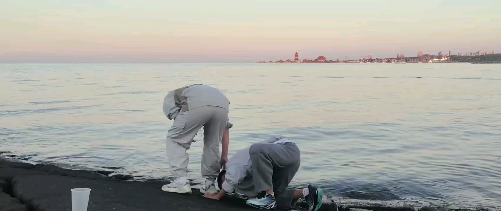 海边摄影，遇见两个胖小子从石头洞里抓小螃蟹，蓬莱人称为石遛子