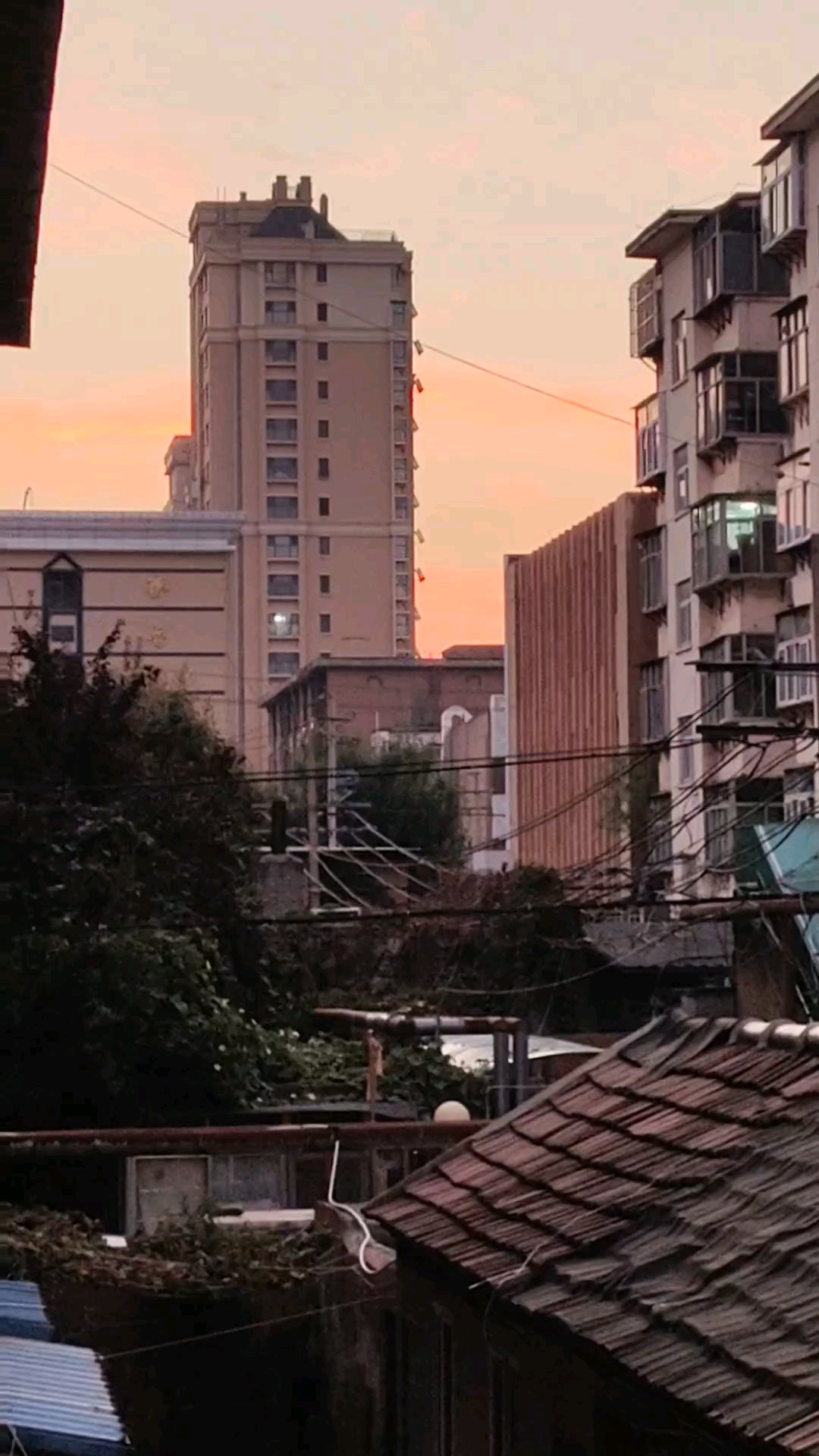 推窗见朝霞，小区披红装。