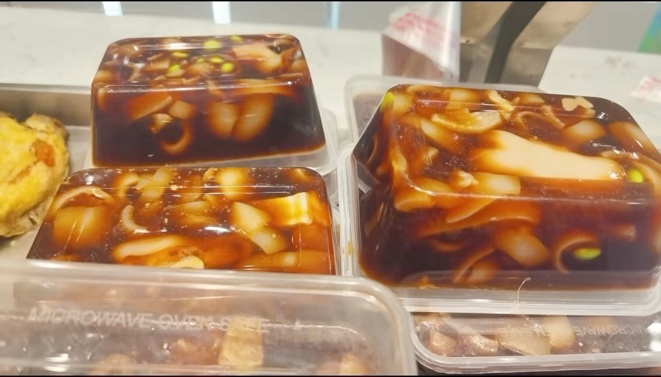 视频 ｜ 胶东美食～～猪皮、猪蹄冻（斐然拍摄于小区食堂）