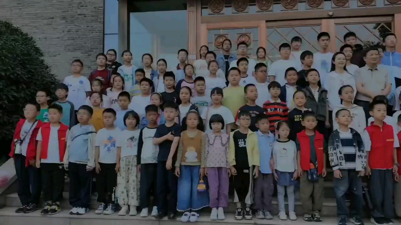 莲台国弈桃花香。风筝公园一场女子围甲后，孩子们和国手杀一盘