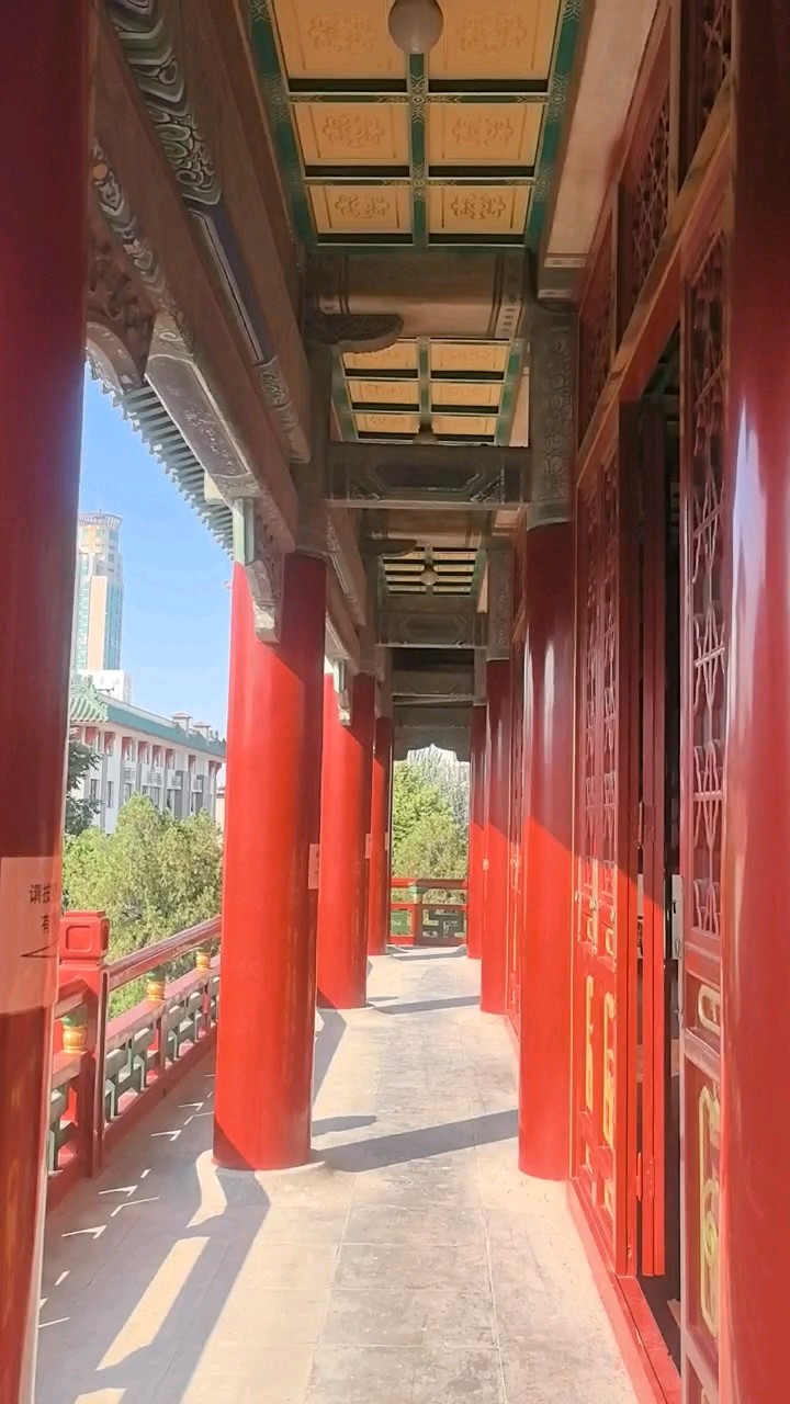 古建筑群的美，是沉淀下来的，被那种秩序和分寸感包裹住的美！