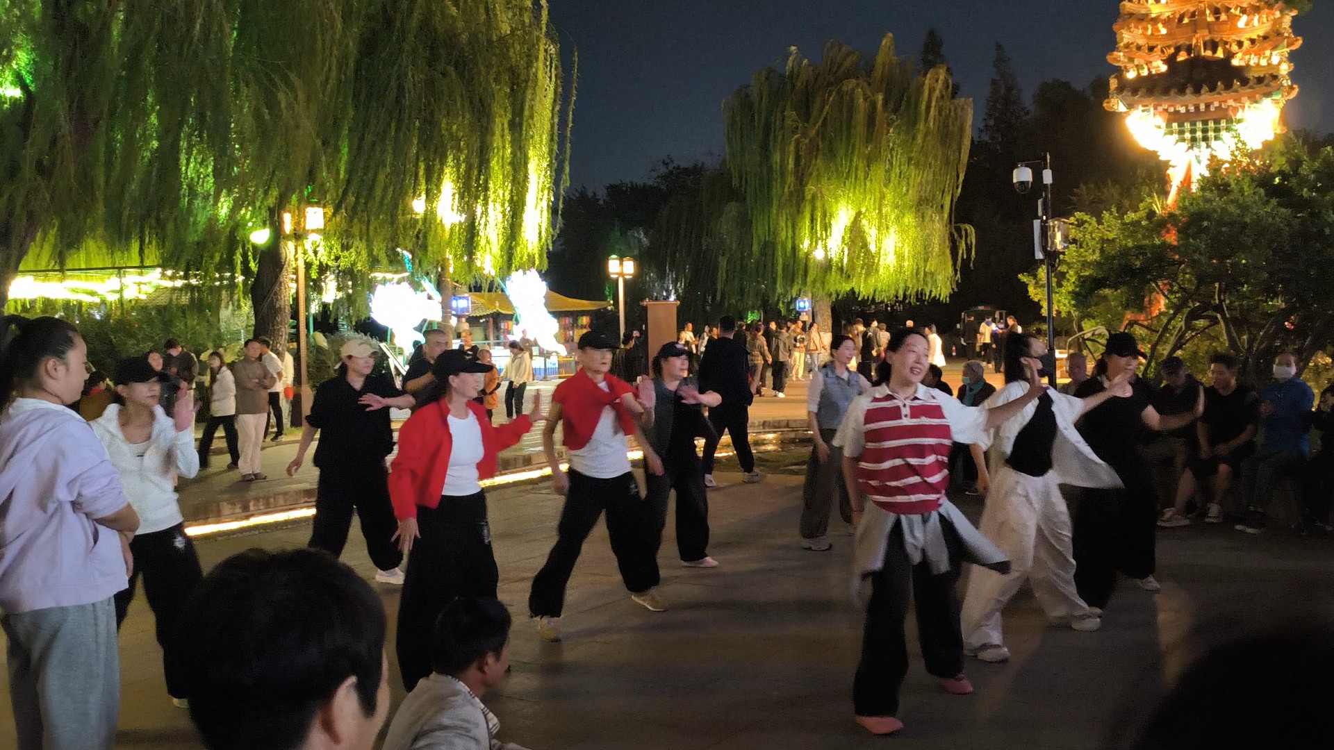 大明湖畔的广场舞