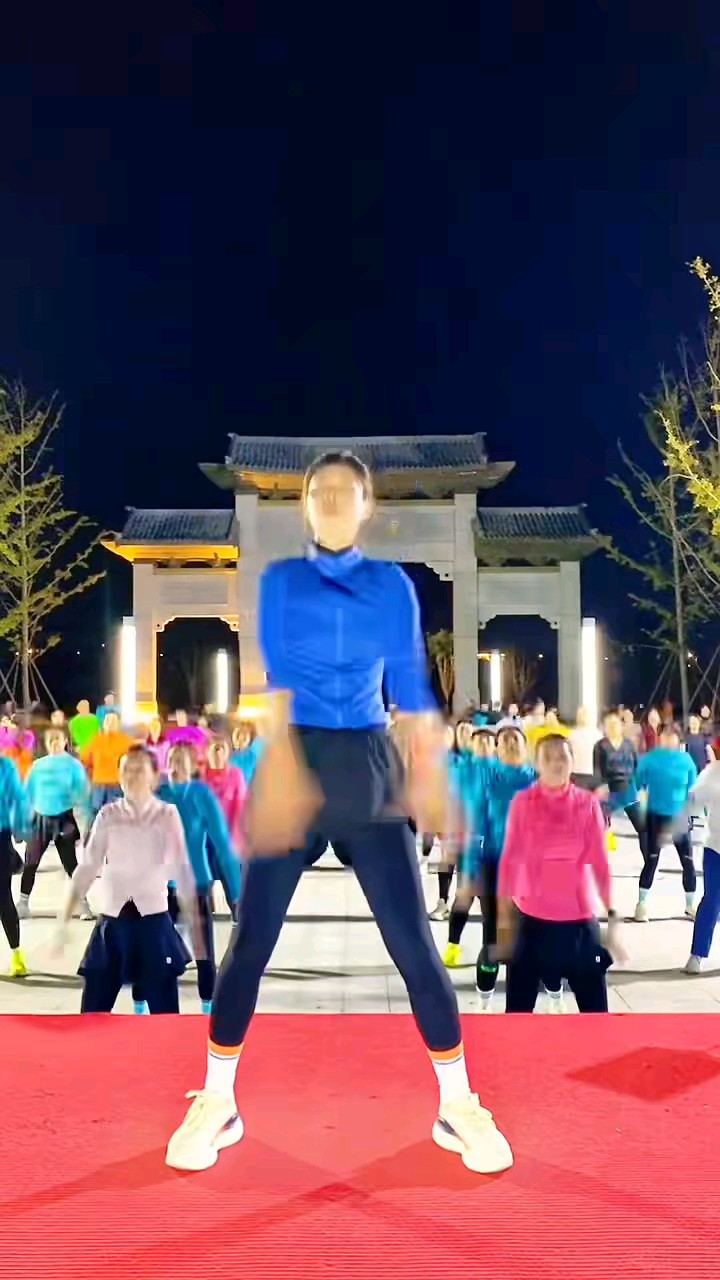 暂停忙碌跟随音乐舞动青春青春不是写在脸上而是刻在骨子里～艳丽