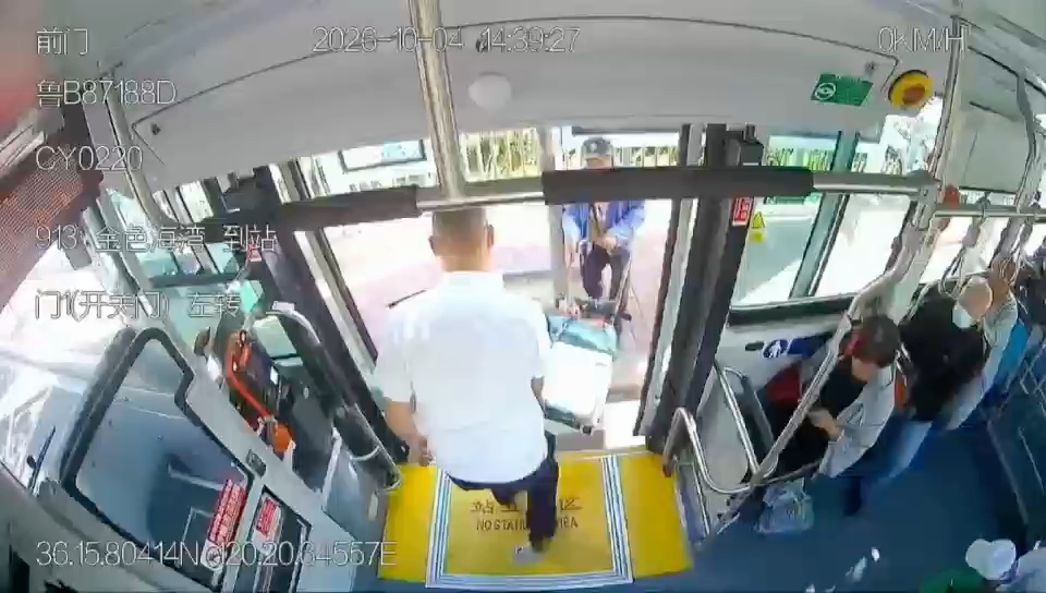 十米车厢暖人心 城阳巴士温情善举接连上演