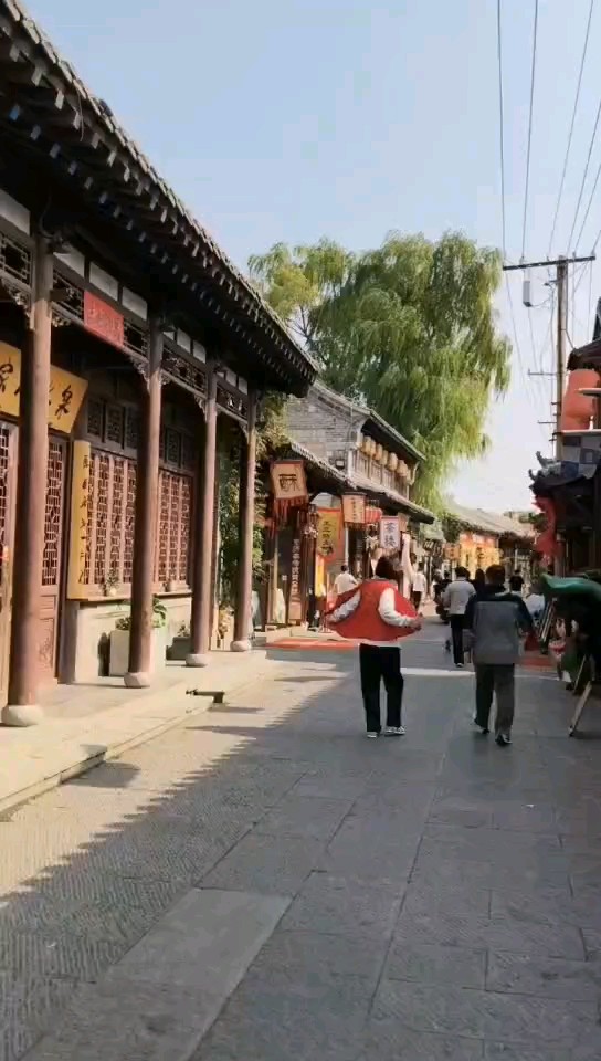 漫步在后宰门街上。