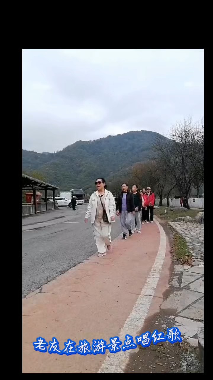 老友在景点上一起唱红歌