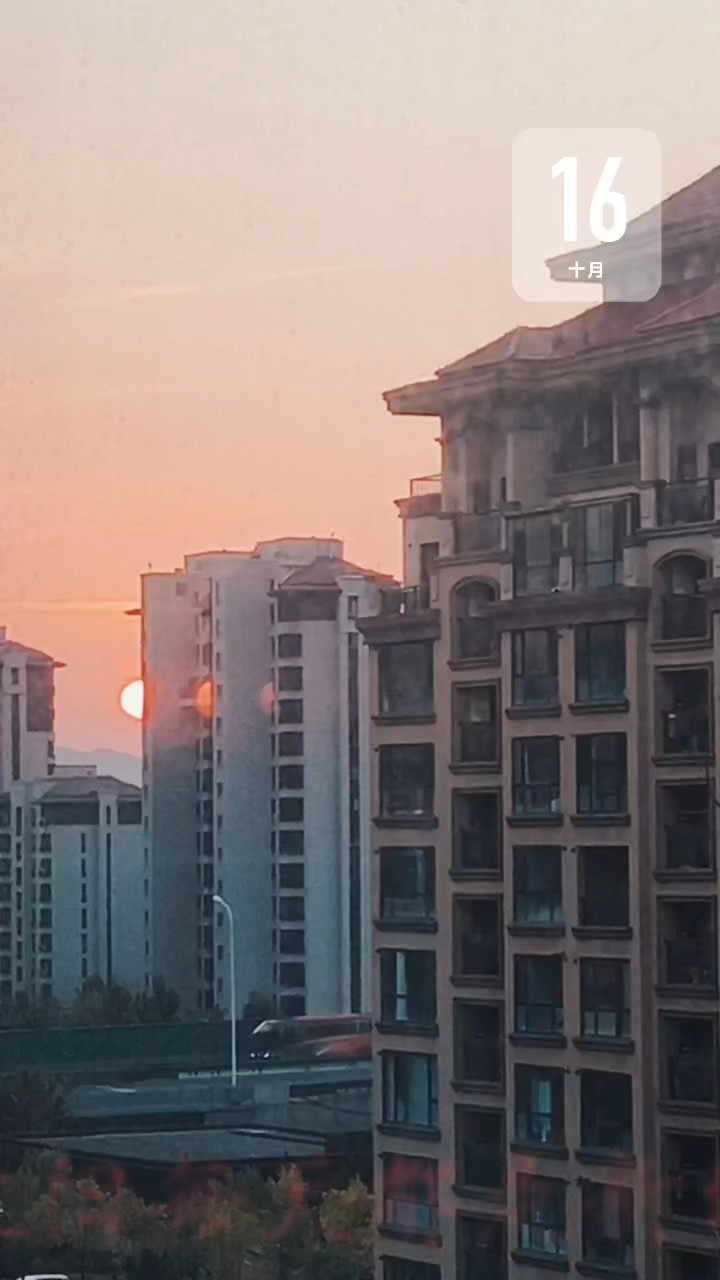 凭窗遥对层楼静，旭敛丹容半隐红。