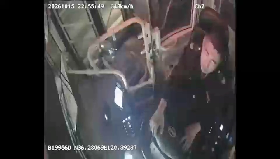 流动车厢里的暖心瞬间 城阳巴士驾驶员多件善举暖人心