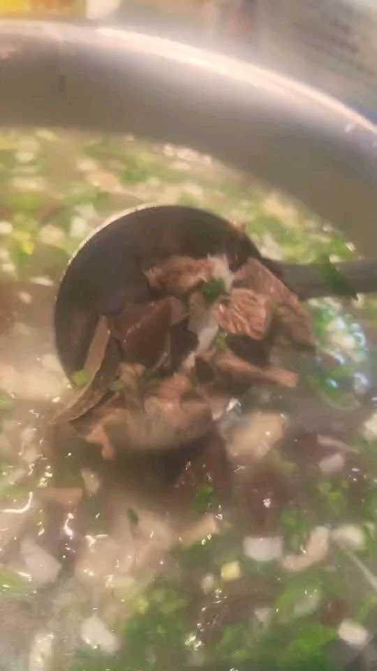 艾山山泉熬制的山羊羊汤终于再次上市，忍不住冒着风雨去整了一碗