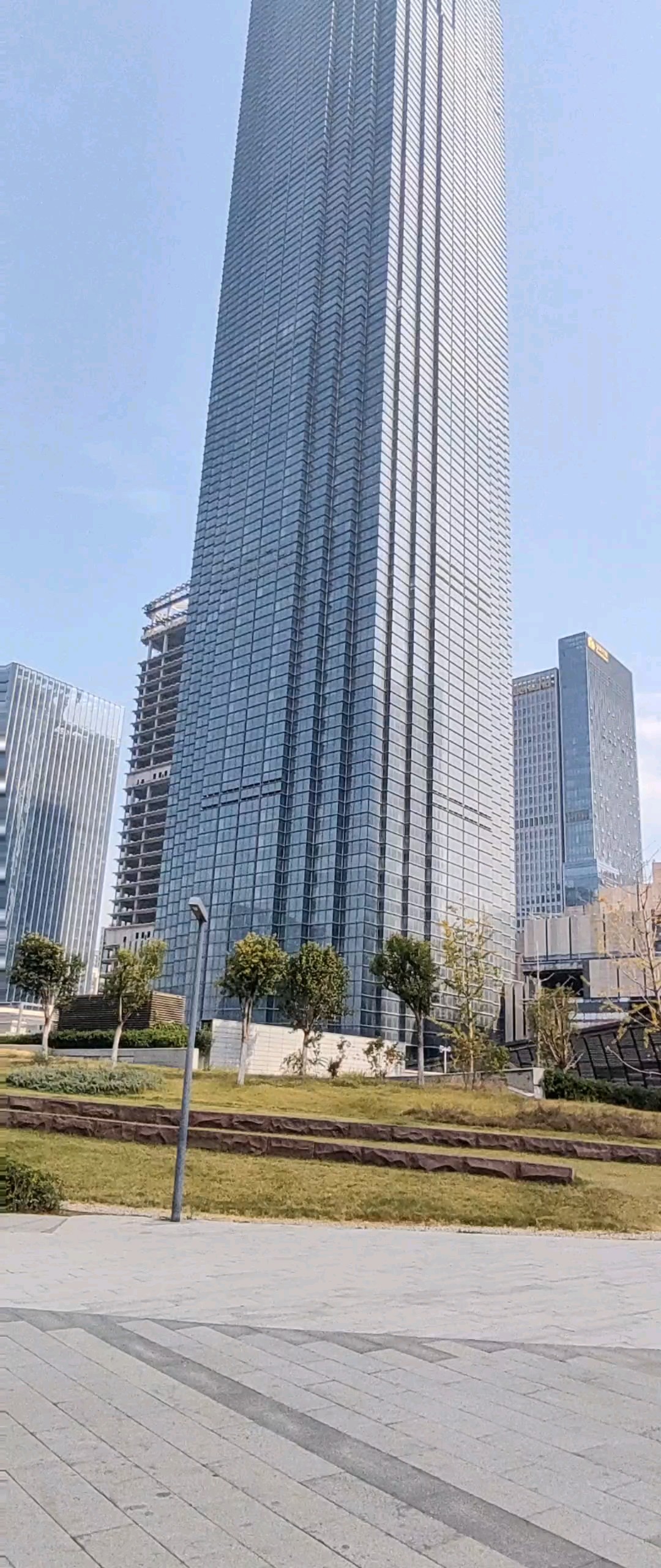 泉边五指向蓝天。