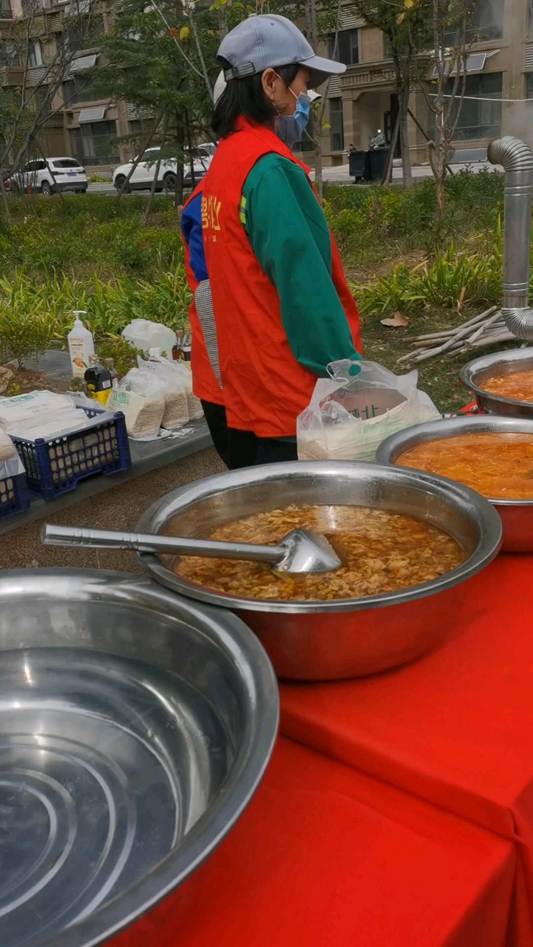 重阳暖心宴，烟火聚邻里。小区大锅饭，共庆良辰好景！