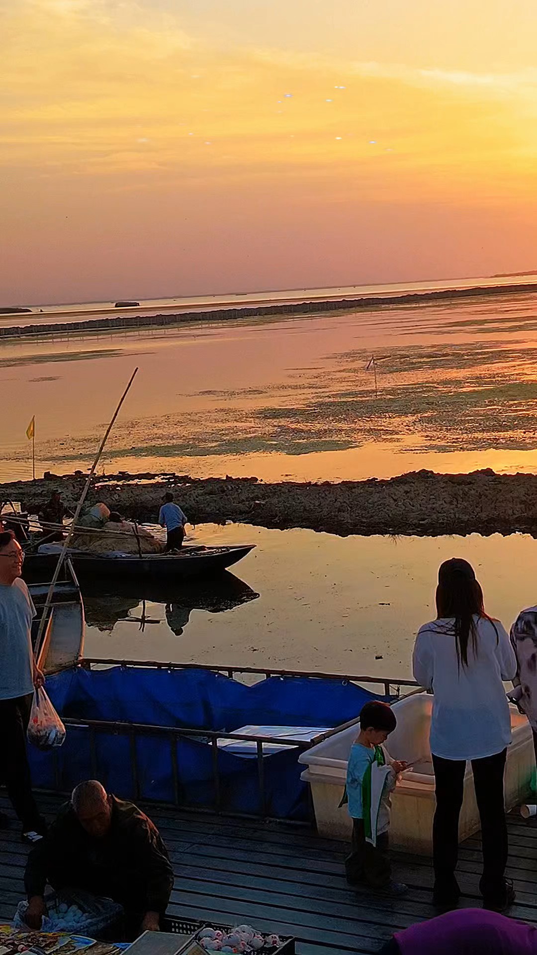夕阳下的东平湖，晚霞染红河面。