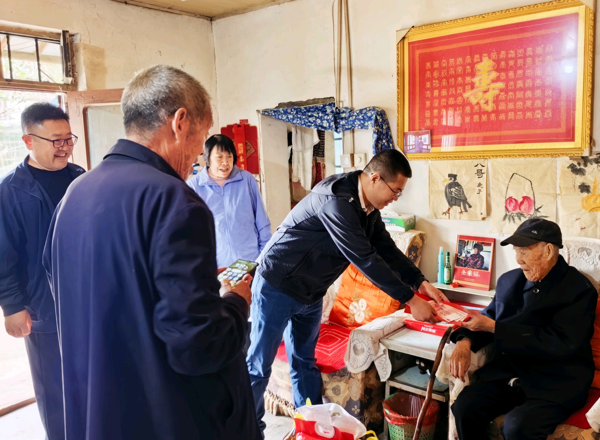 重阳节古镇“百岁老人”喜收“贺礼”（高军 发达摄影）


