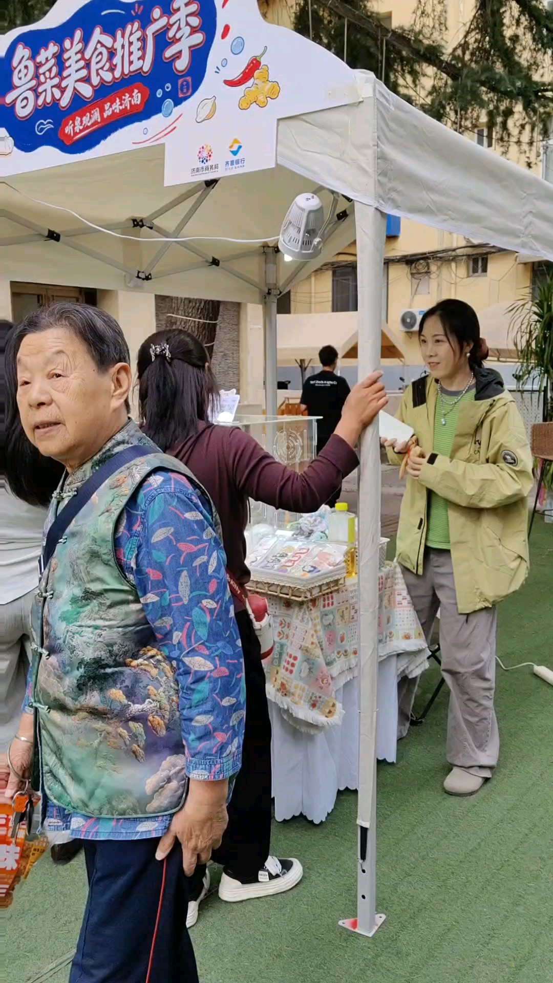 美食精品摆到家门前。