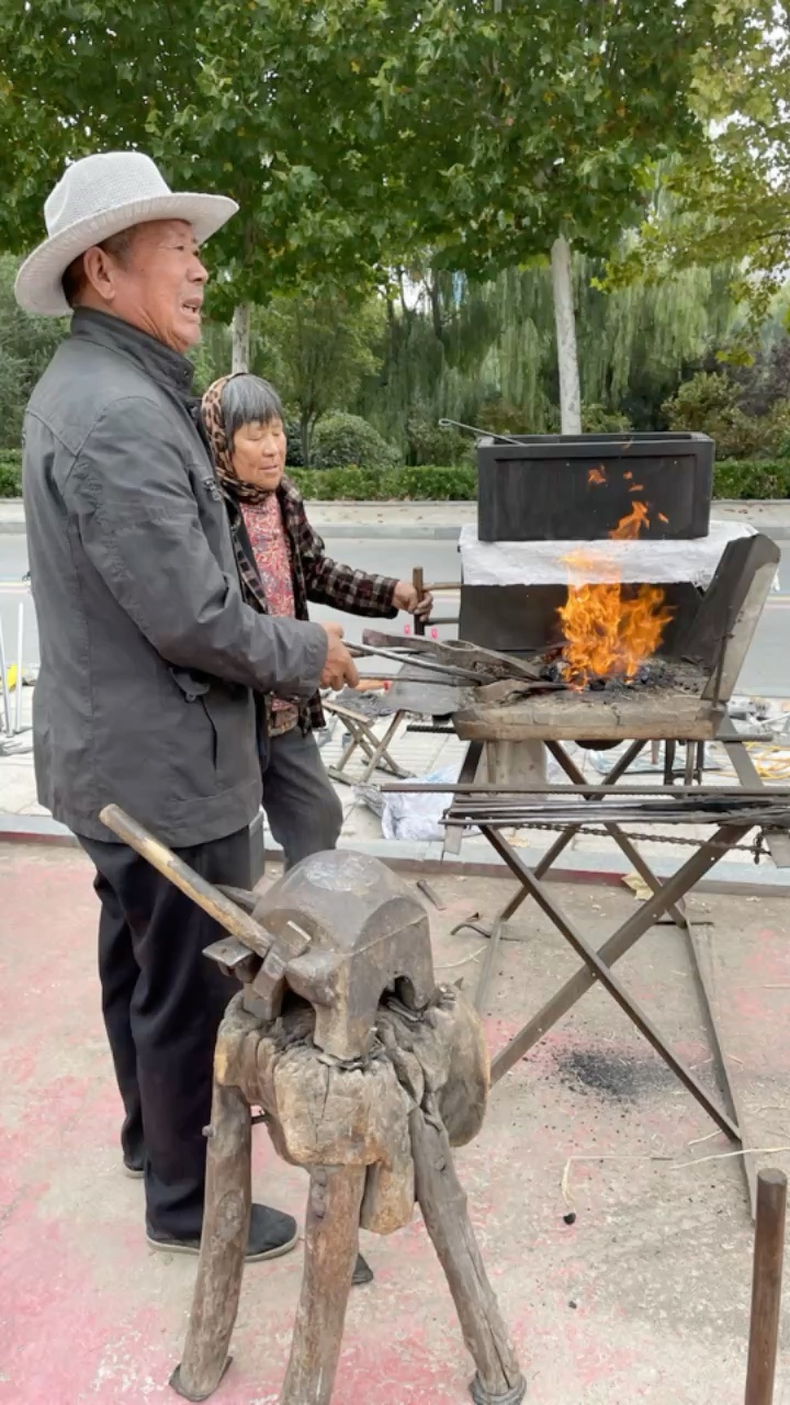 视频｜火星四溅，一锤一锤都是功夫。（斐然拍摄于临沂汤头大集）