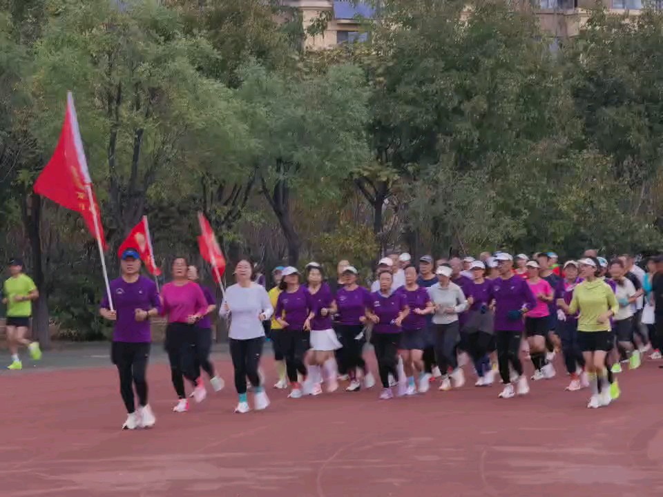 全民齐奔跑，章丘更美好；一步一健康，快乐伴身旁。