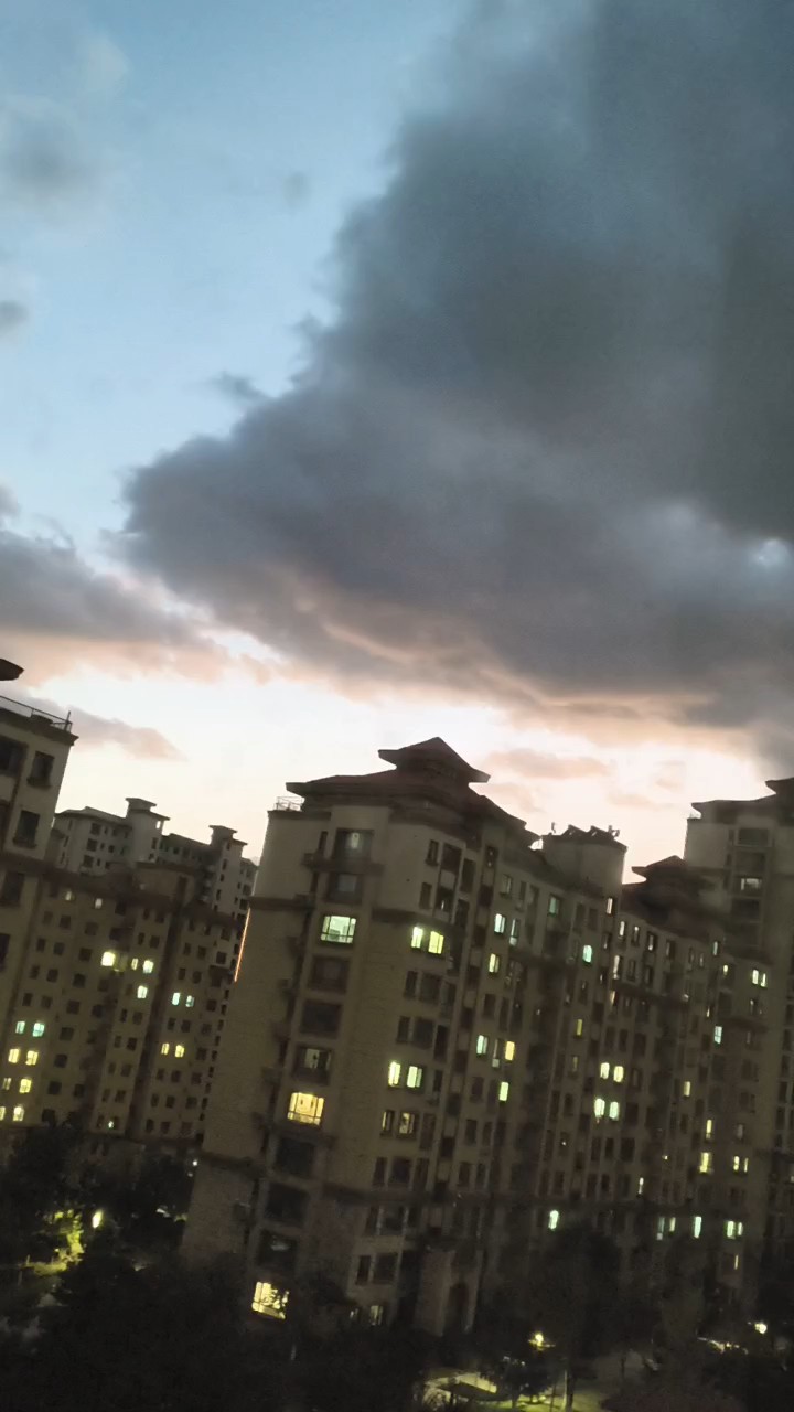 月亮爬出云堆外， 漫洒银辉照夜平。
