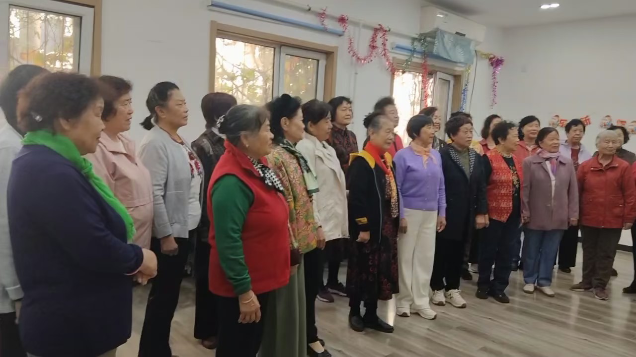 千禧吕剧艺术团在上课，部分同学在唱吕剧《盼发财》