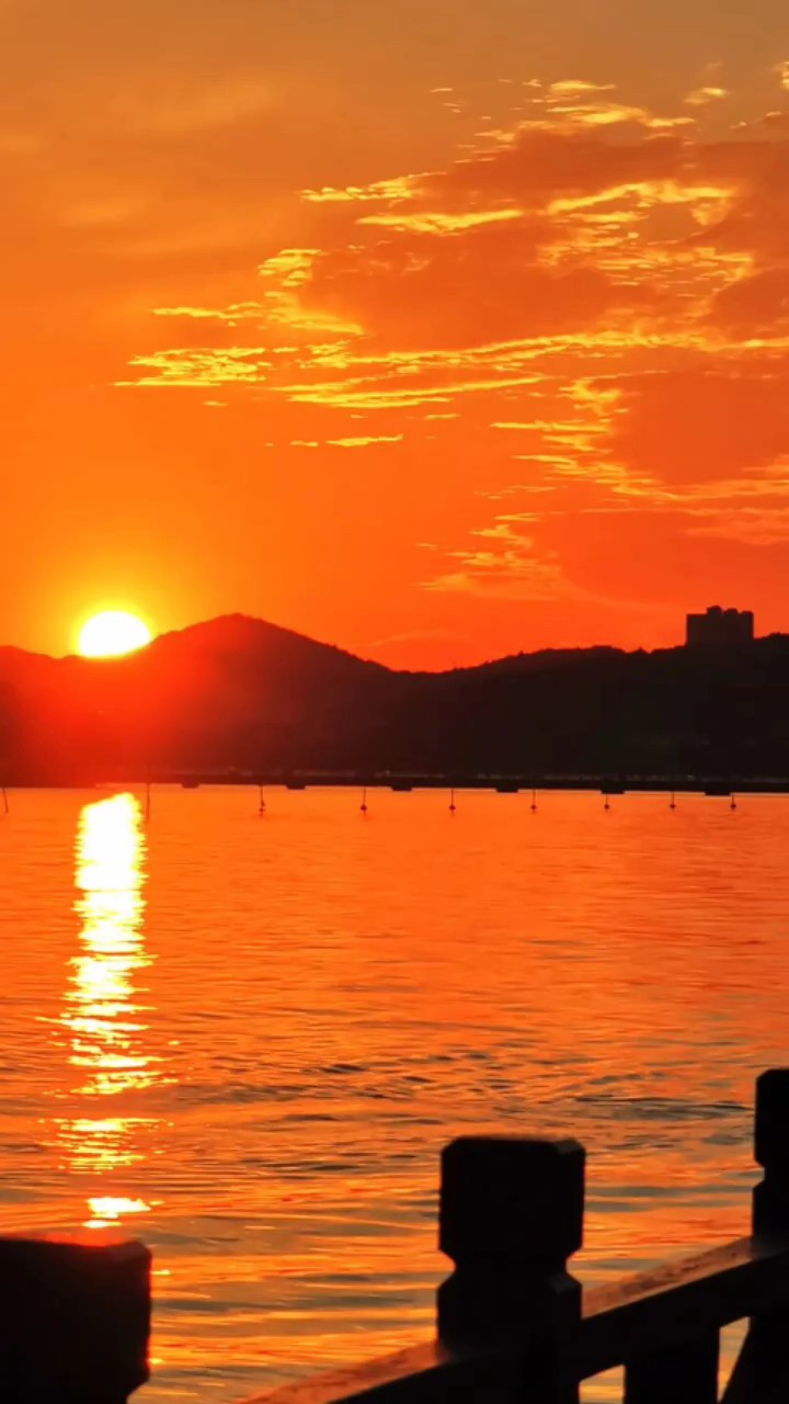 夕阳西下，彩霞放光彩
