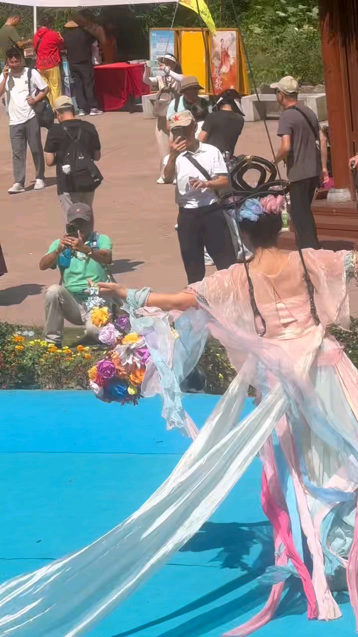 福建龙岩冠豸山景区天女散花惊艳表演，引来游客争相拍照录像。