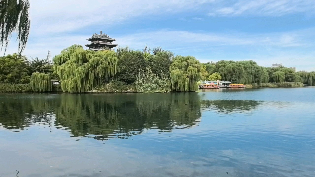 大明湖的小东湖是一处景色很美的区域，属于大明湖的东扩部分！