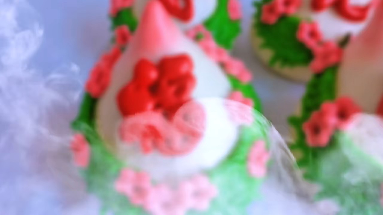 聚福楼寿桃花馍精巧鲜活，福字缀面，繁花环绕，盛满吉祥美好祝愿