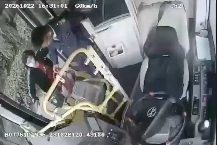 微光聚暖守护出行 城阳巴士司机尽显责任担当