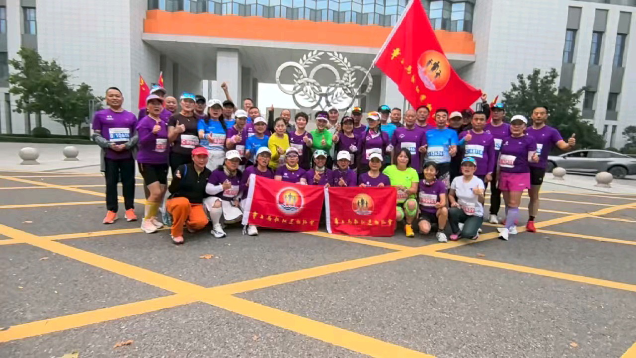 岁月添了年轮，热爱依然滚烫。今天的舞台属于每一位银龄追梦人。
