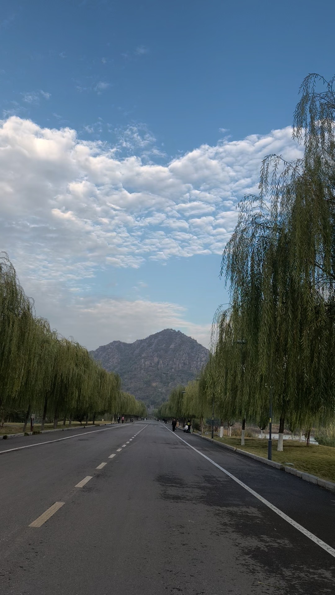 雨过天晴的华山湖抬头看云，低头看湖。今日份浪漫，是云海给的。