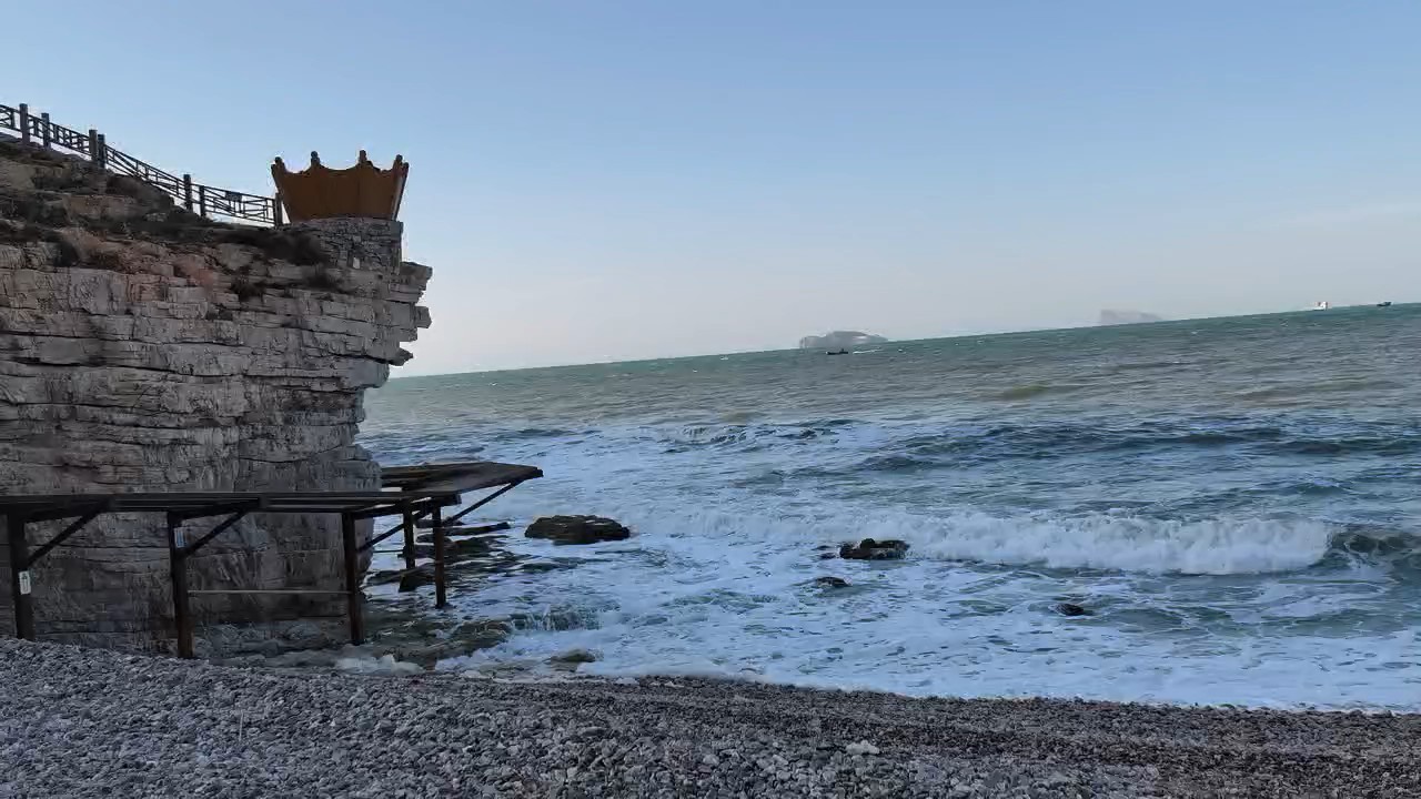 长岛九丈崖风景区头戴皇冠人形相崖石一瞥