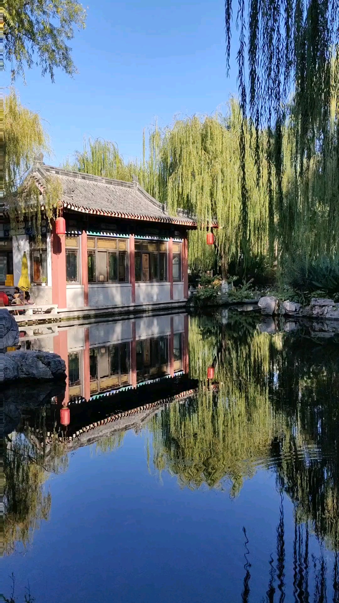 贤清泉映碧蓝天。