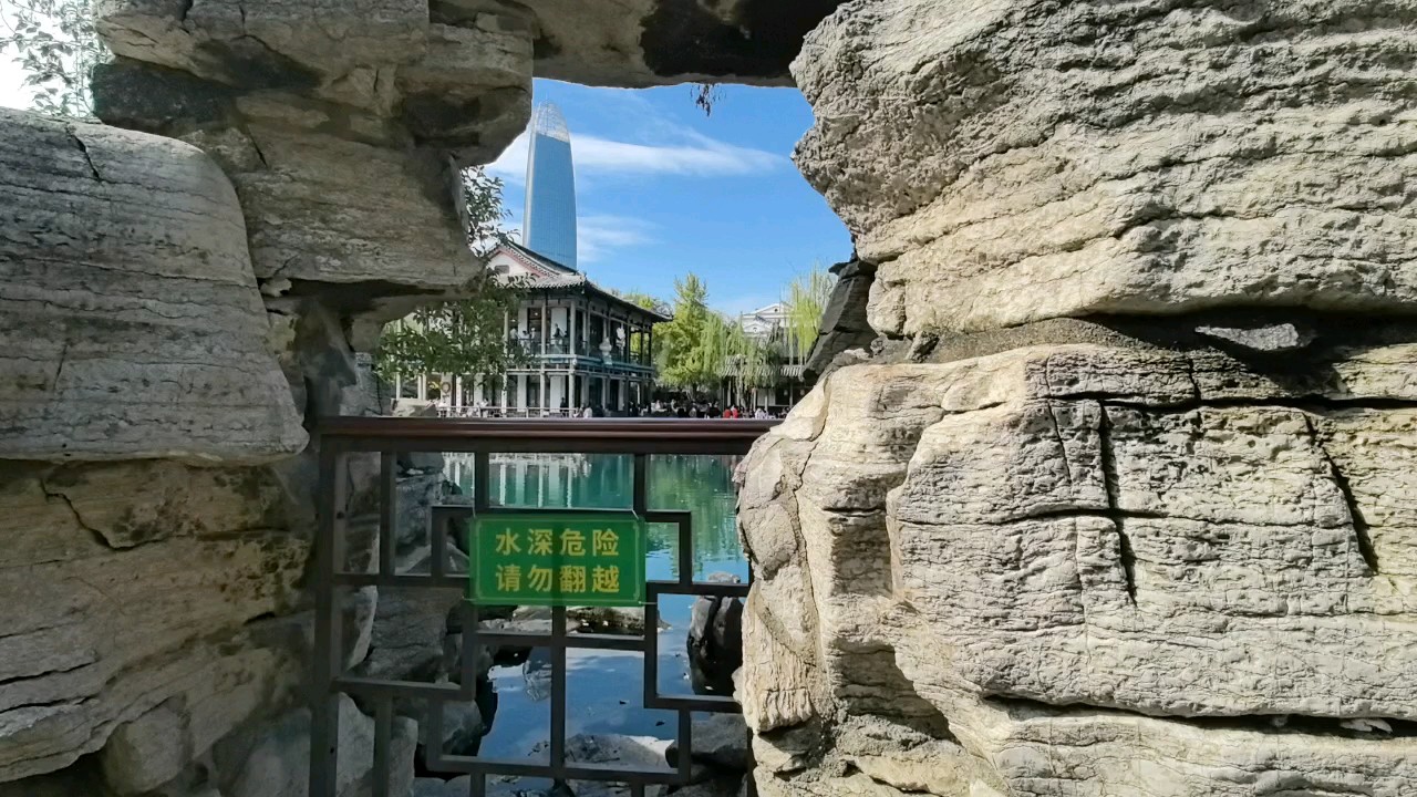 五龙潭美景赛江南，泉群、亭台和垂柳，江南水乡的雅致与清幽！