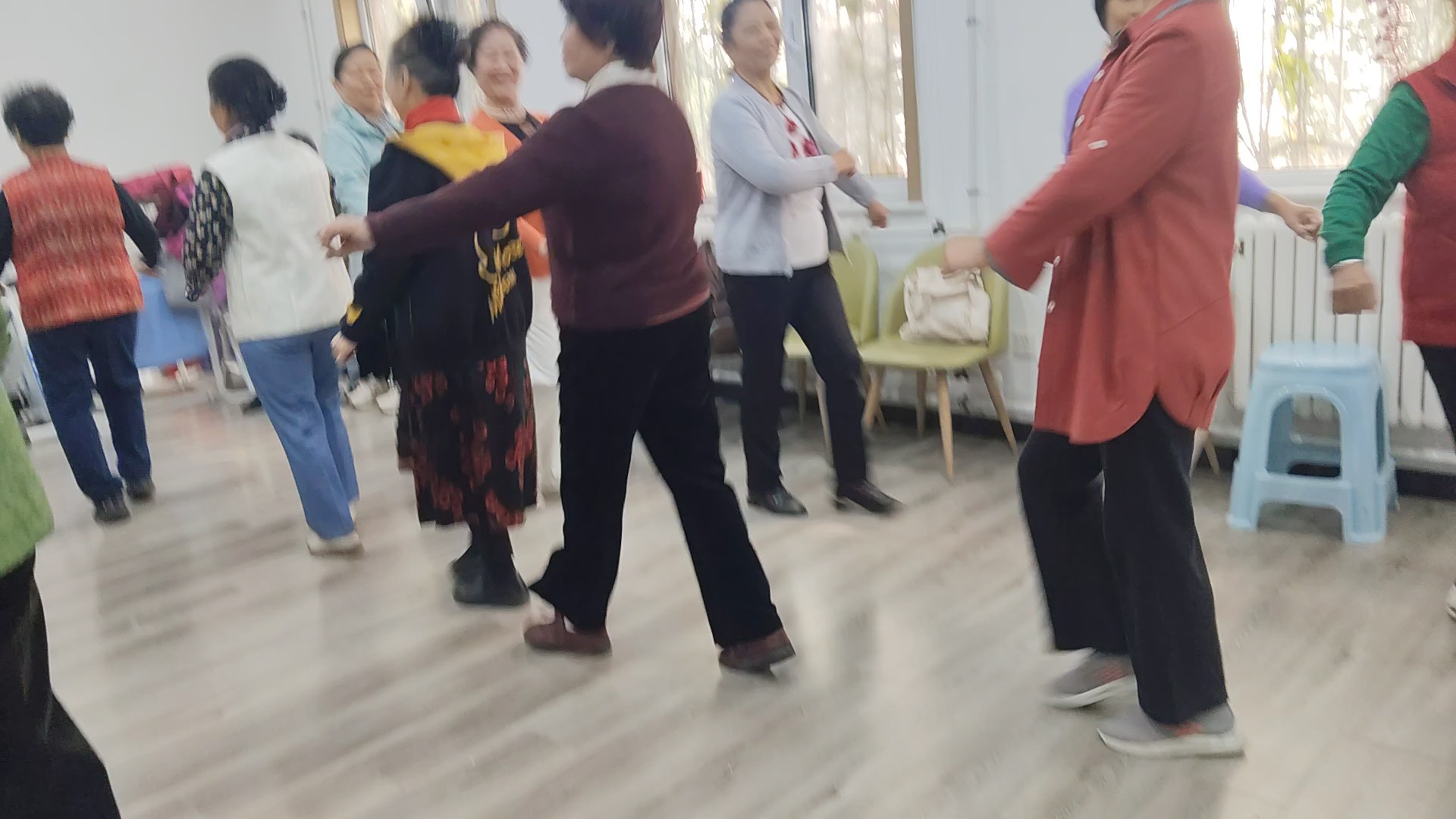 这是我们千禧吕剧班大练基本功的场景