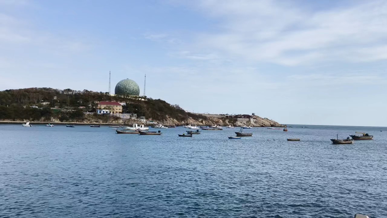 一弯海月藏潮意，万古沧波静纳天。