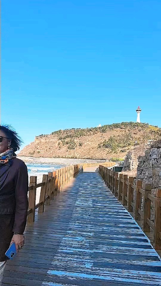 艺术家们长岛九丈崖风景区探幽，流连忘返，迟迟不肯离去…