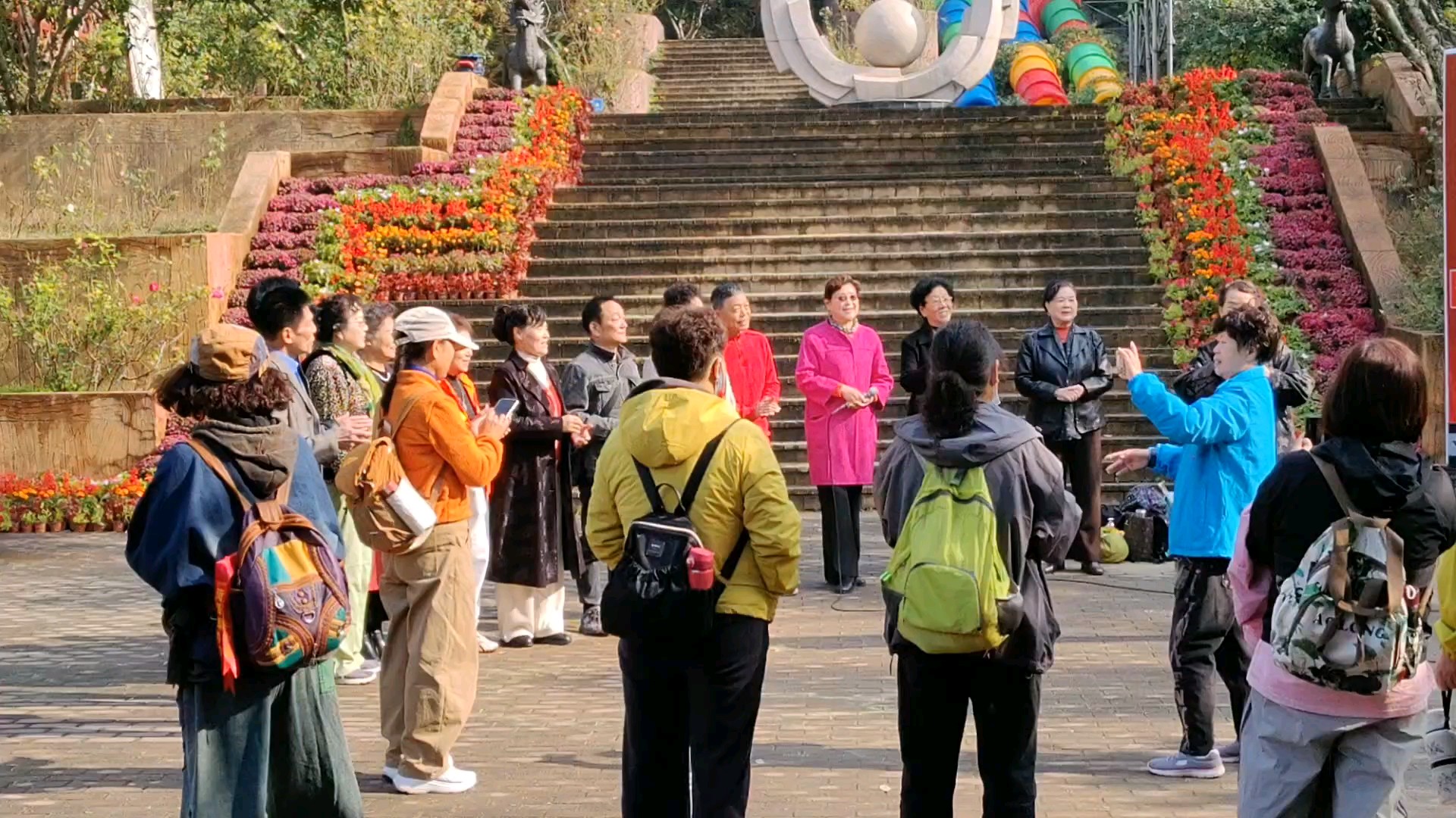 为唱响红叶谷的歌手点赞。