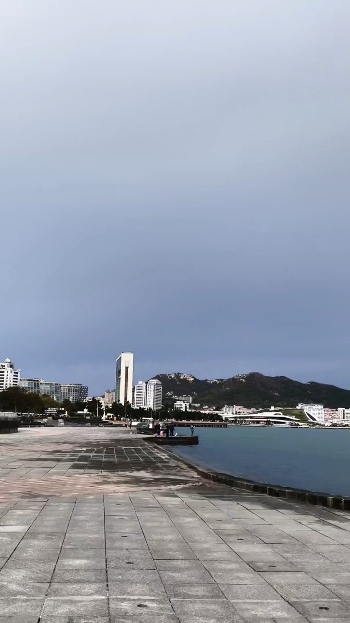 风拂滩头铜石古，海涵往事望刘公。