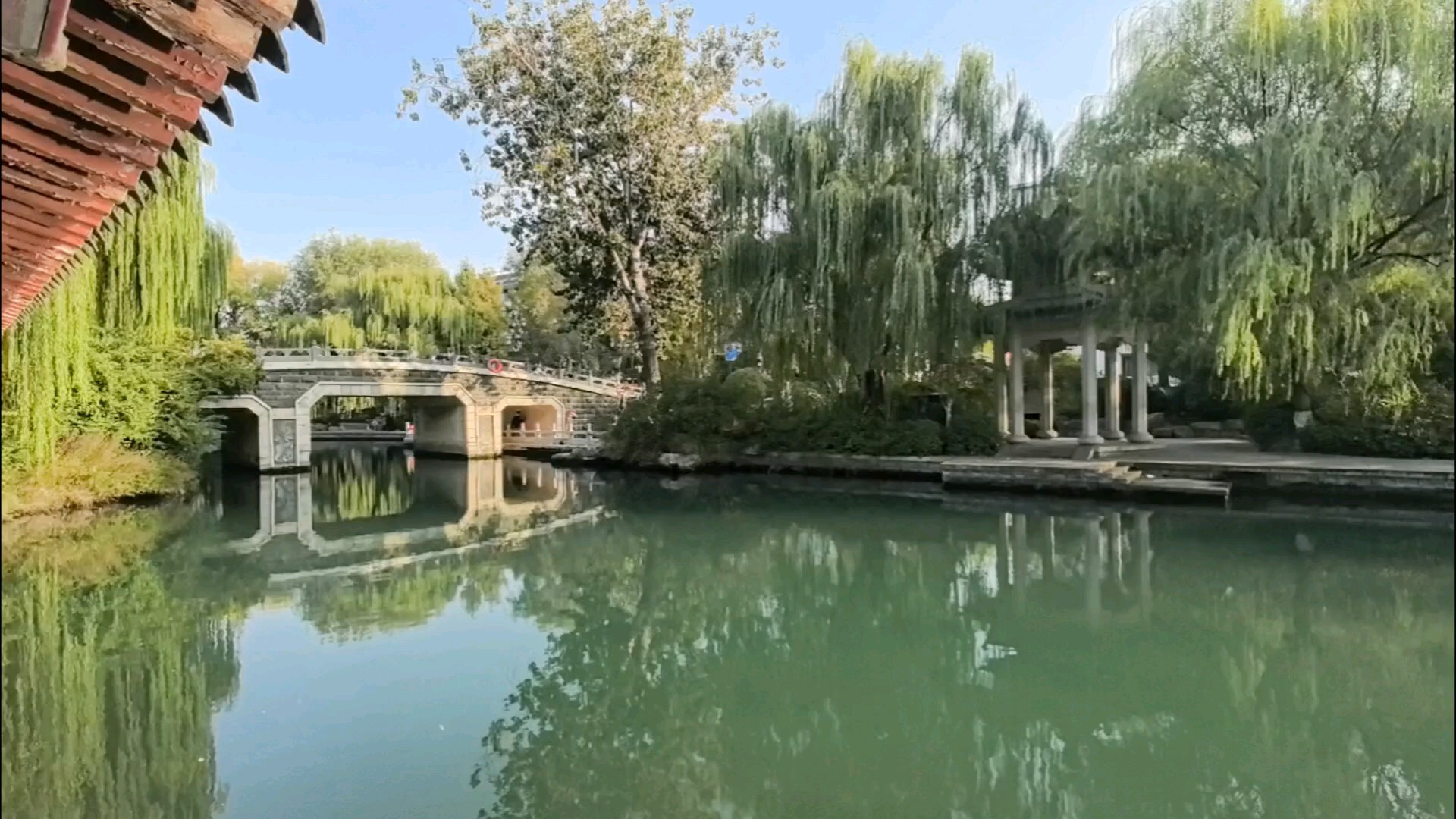 在大明湖乘船观景，感受“一城山色半城湖”最惬意的方式！