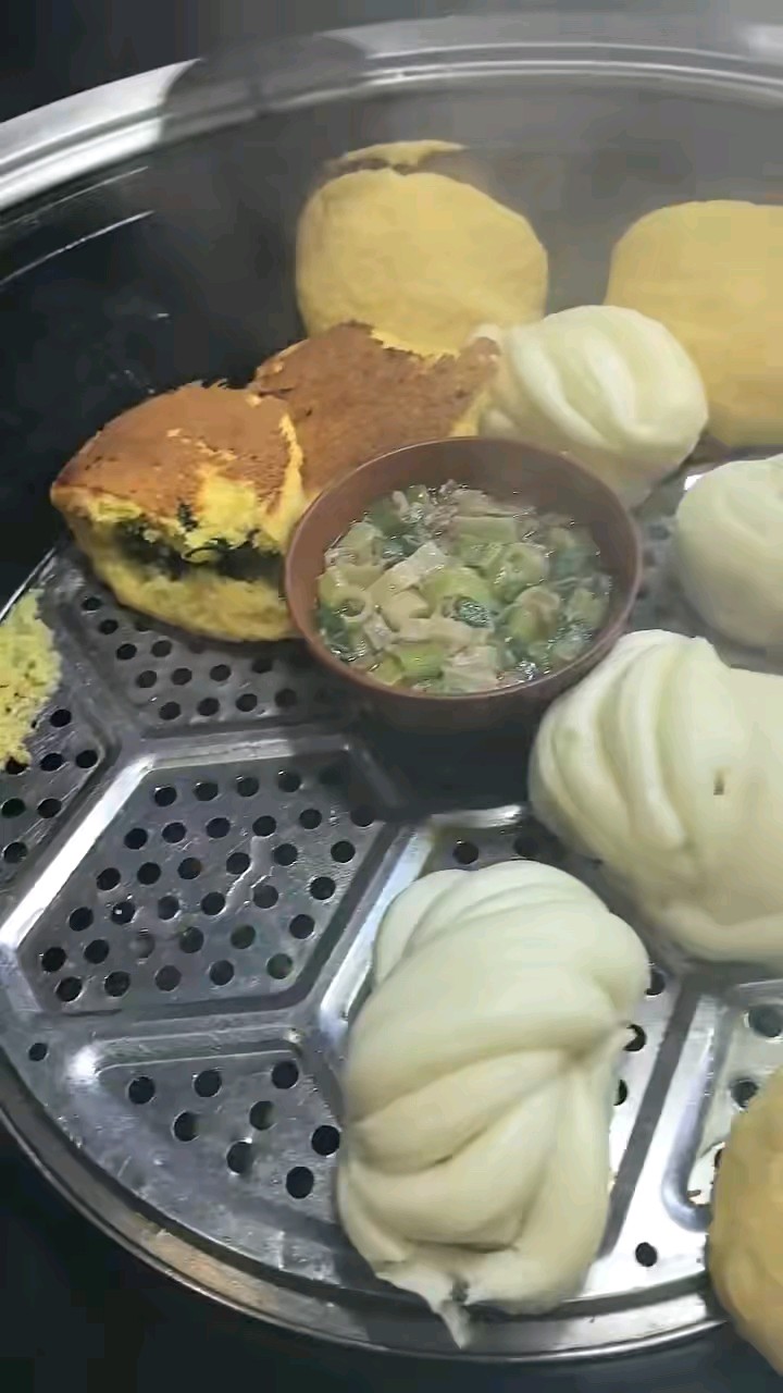蓬莱名吃：铁锅炖鱼贴饼子卷子，味道绝对倍香倍鲜，身体肯定倍棒