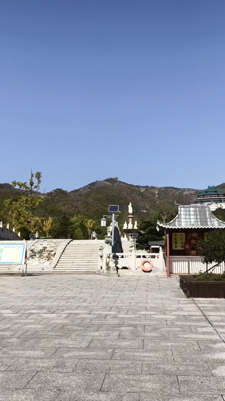 登仙姑顶山望海，峰头云起涤尘怀。