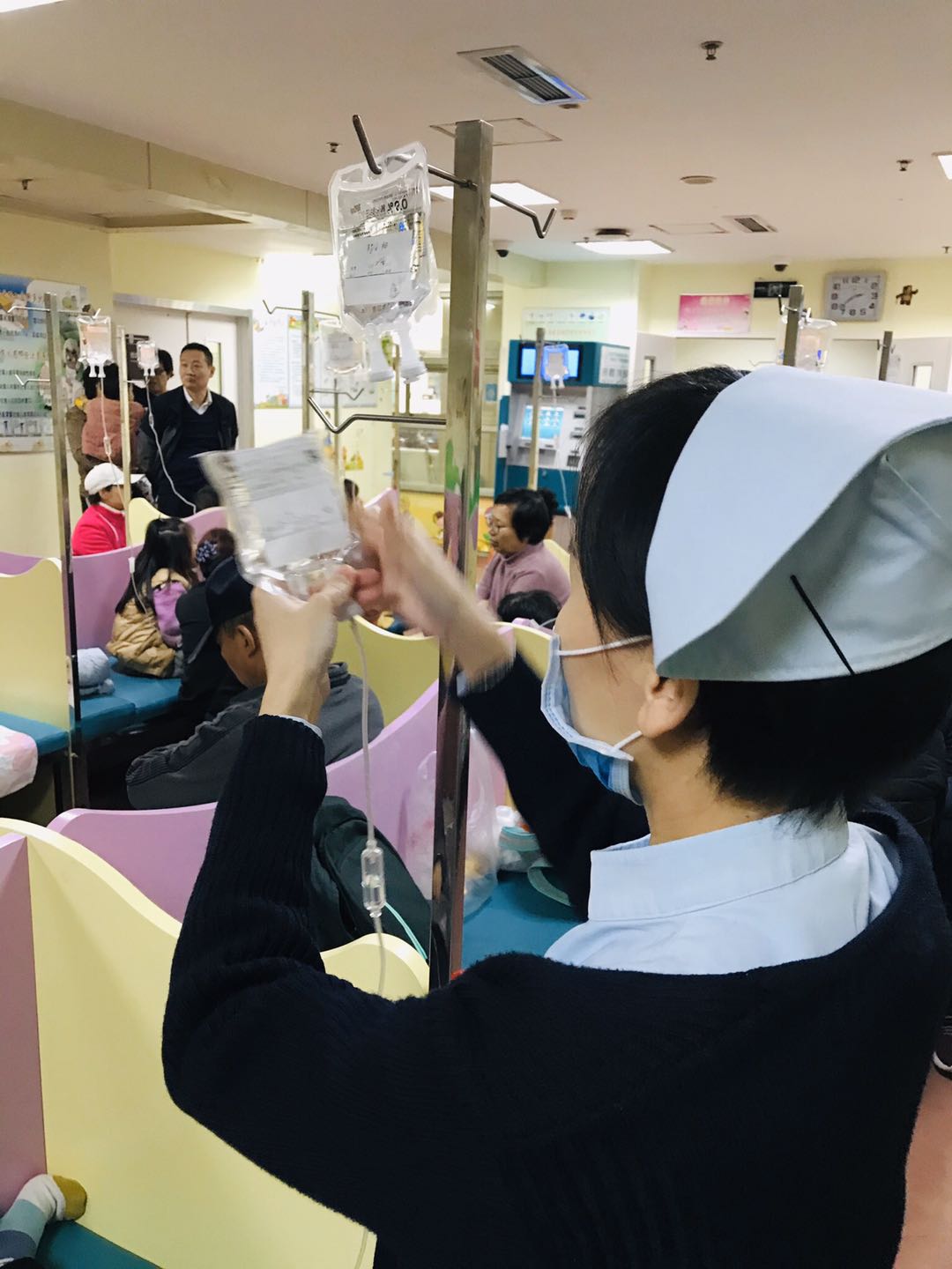 气温骤降患儿扎堆医院输液室小盆友可不少